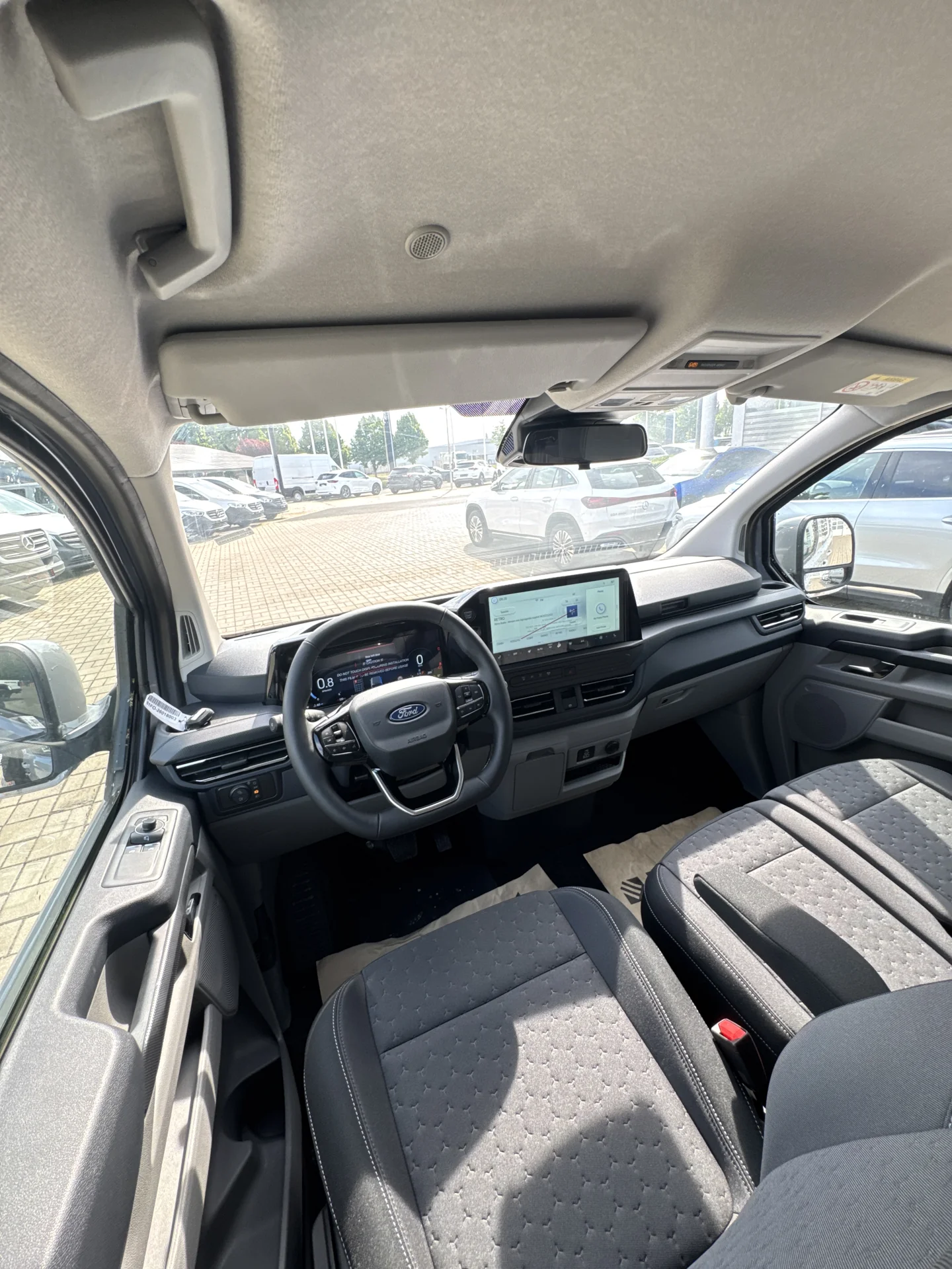 A Ford Transit Custom automata kisbusz vezetőtere és műszerfala