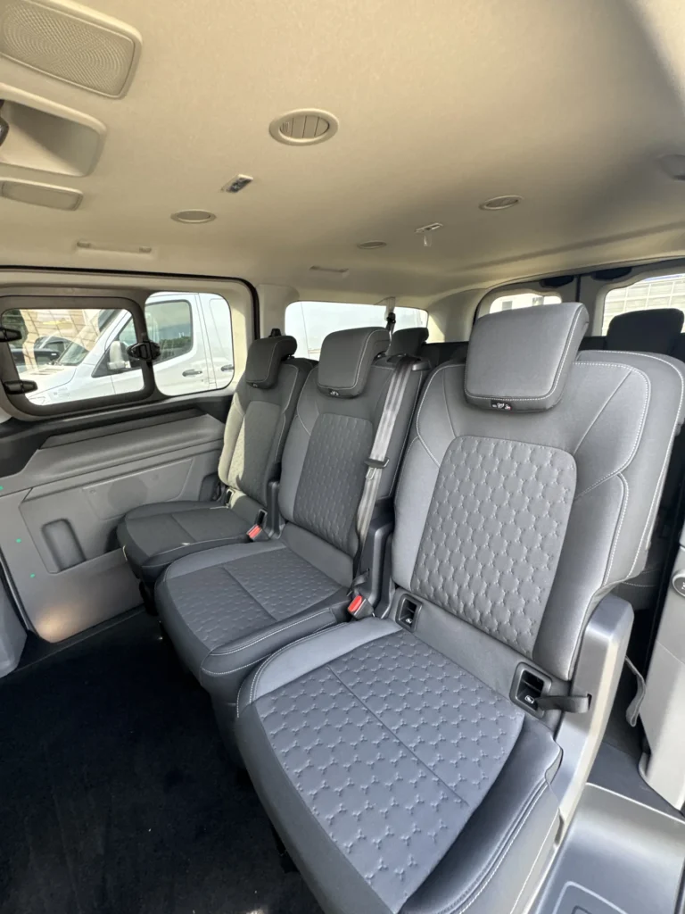 A Ford Transit Custom kisbusz hátsó ülései és utastere