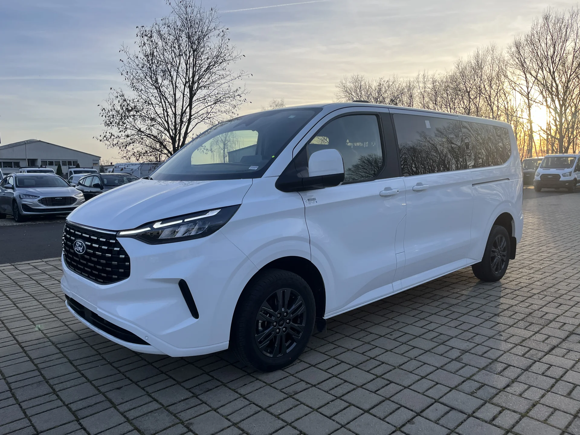 A TOM-TRAVEL fehér Ford Transit Custom Limited kisbusza bal elölről
