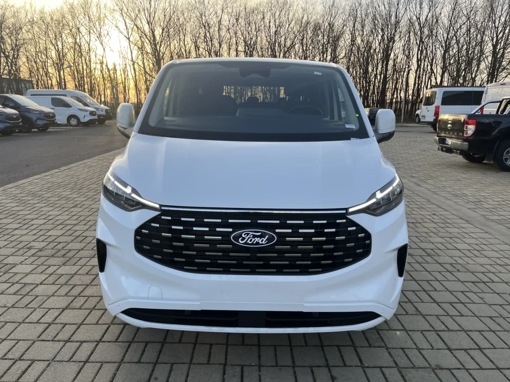 A 2026-os fehér Ford Transit Custom Limited elölnézetből
