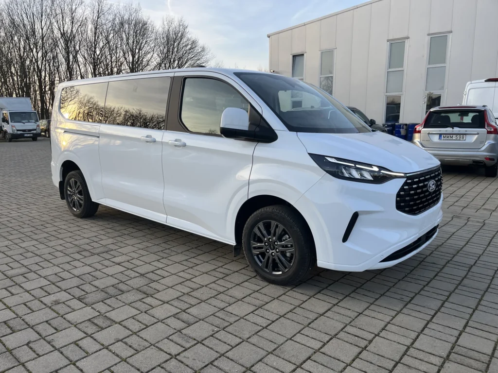 A kilencszemélyes Ford Transit Custom Limited jobb oldala és eleje