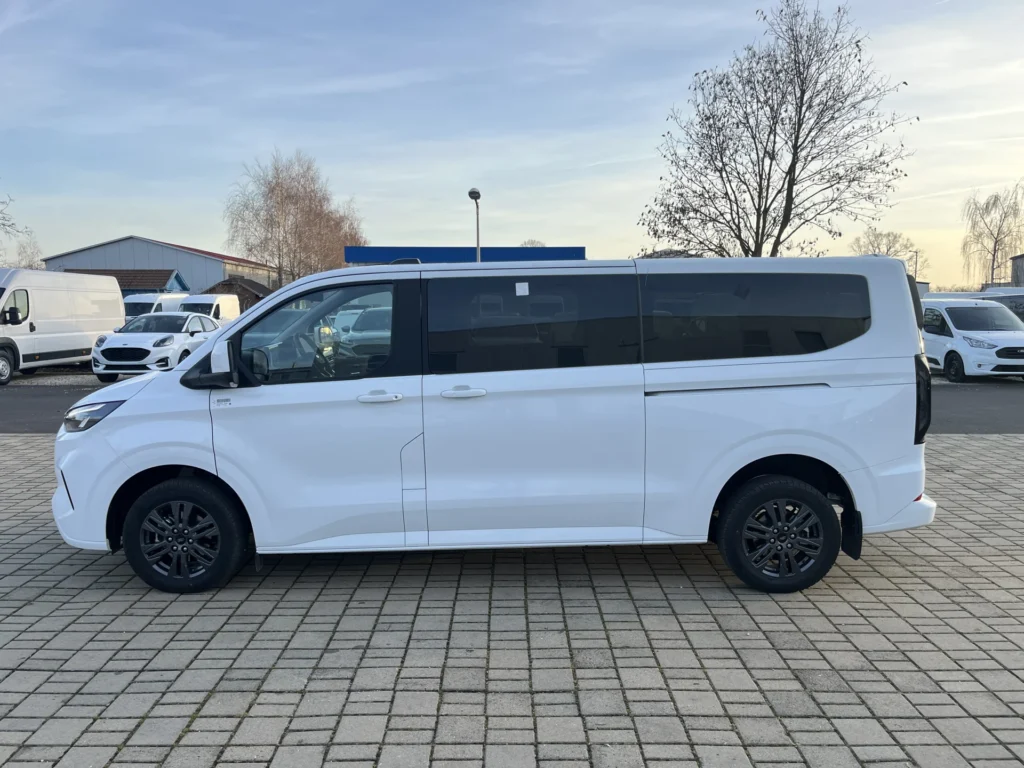 A TOM-TRAVEL Ford Transit Custom Limited kisbusza oldalnézetből