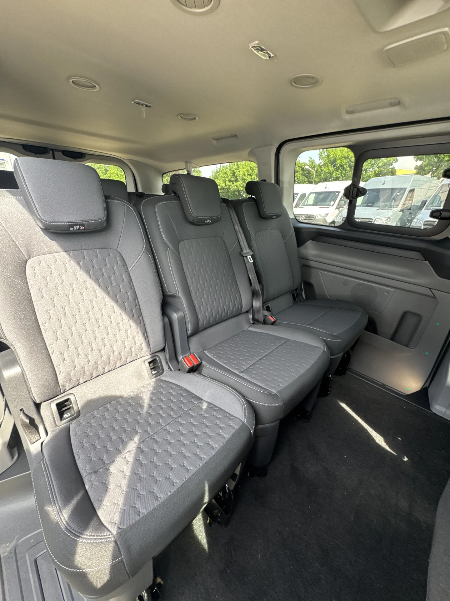 A kilencszemélyes Ford Transit Custom tágas, világos utastere
